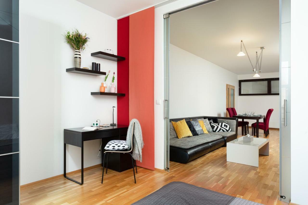 Prague Days - Family 2Bdr Apt - Garage Parking - Balcony エクステリア 写真